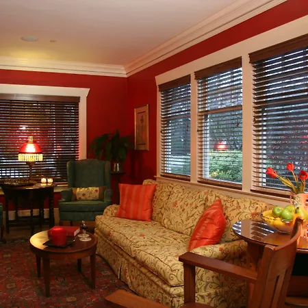 Hidden Oak Inn-3